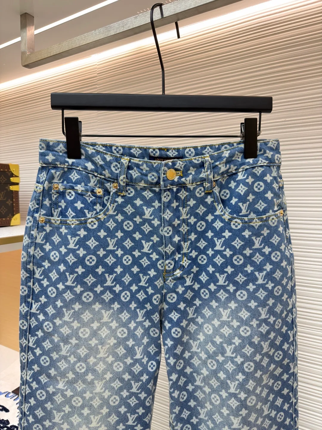 LOUIS VUITTON full-print flare jeans ●Original version: Purchased and developed for 19100 ●Item number: 1681925-B45 ●Fabric: denim fabric ●Technology: washed production ●Version: fitted version ●Weight: about 625 grams ●Size: 28-30-32-34-36 ●Description: Customized blue shadow encrypted cotton classic pattern denim, as moist as cotton, comfortable and skin-friendly, indigo elegance With a retro charm and modern fashion sense, the iconic Monogram pattern is laid out on it. Every part tells the glorious history and fashion heritage of Louis Vuitton, and its leisurely flared silhouette is the soul of these pants. It exudes a sense of high-end from the inside out. It is a stunning piece in the fashion feast. The overall wiring is straight and delicate, the fabric is comfortable and soft, and the color is consistent without color difference. It can be matched with the same style to create a fashionable look and control various occasions. Customized accessories, complete with three standards, same style for men and women!